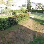 à Deux Pas De L'horloge