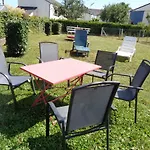 à Deux Pas De L'horloge