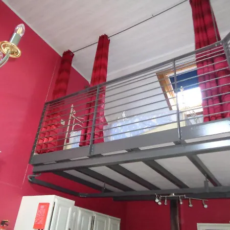 A Deux Pas De L'horloge Senzeille