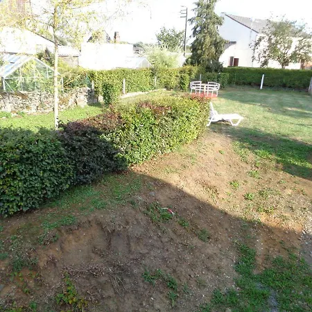 à Deux Pas De L'horloge